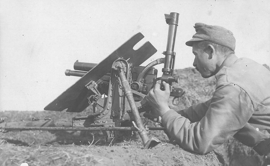 Vitéz Lakatos Ferenc fegyverrel